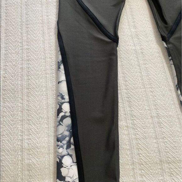 UNDER ARMOUR Women's Small HeatGear Compression High Waisted Capri Leggings - Picture 5 of 8